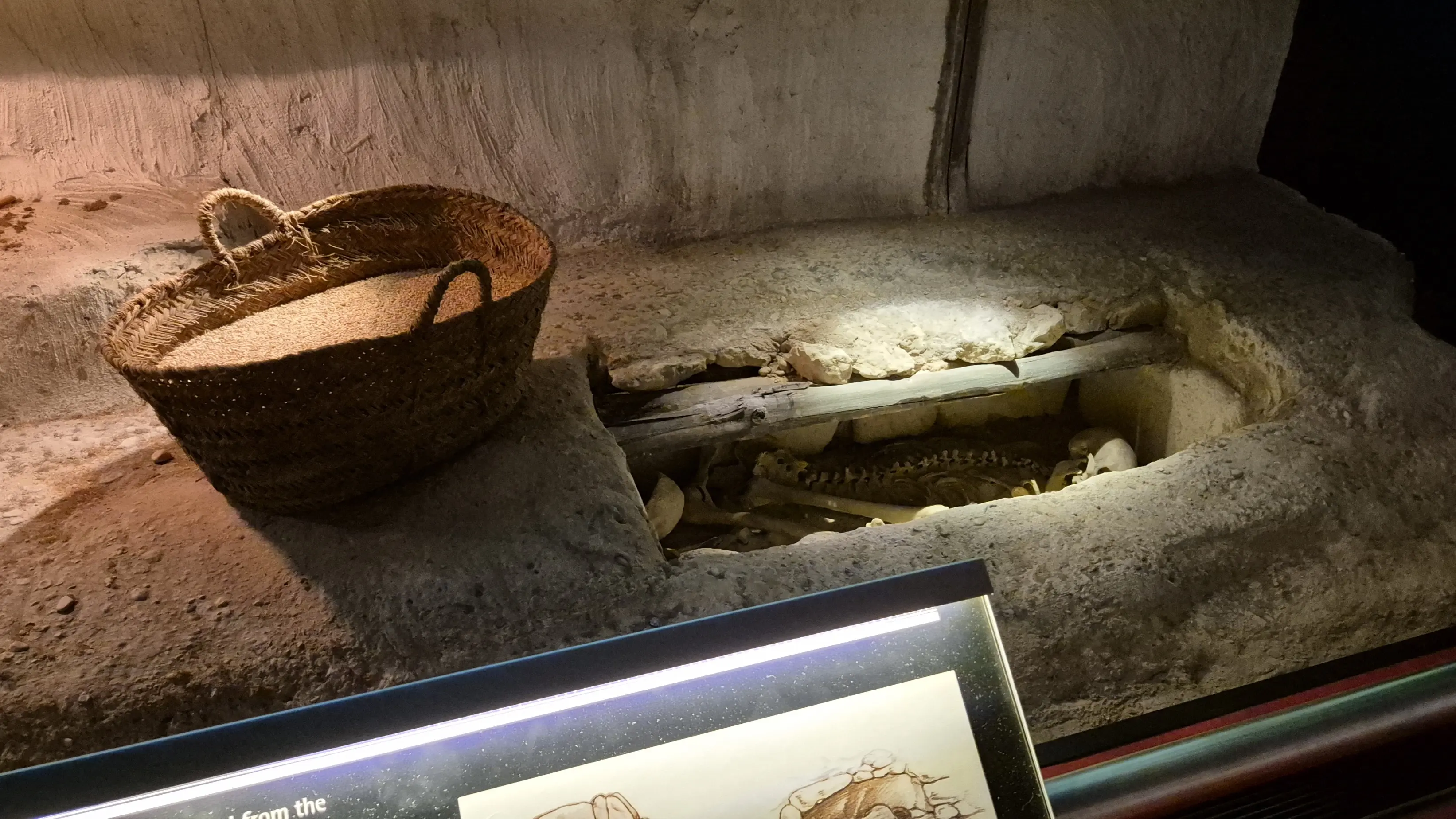 一個側躺著的墓穴