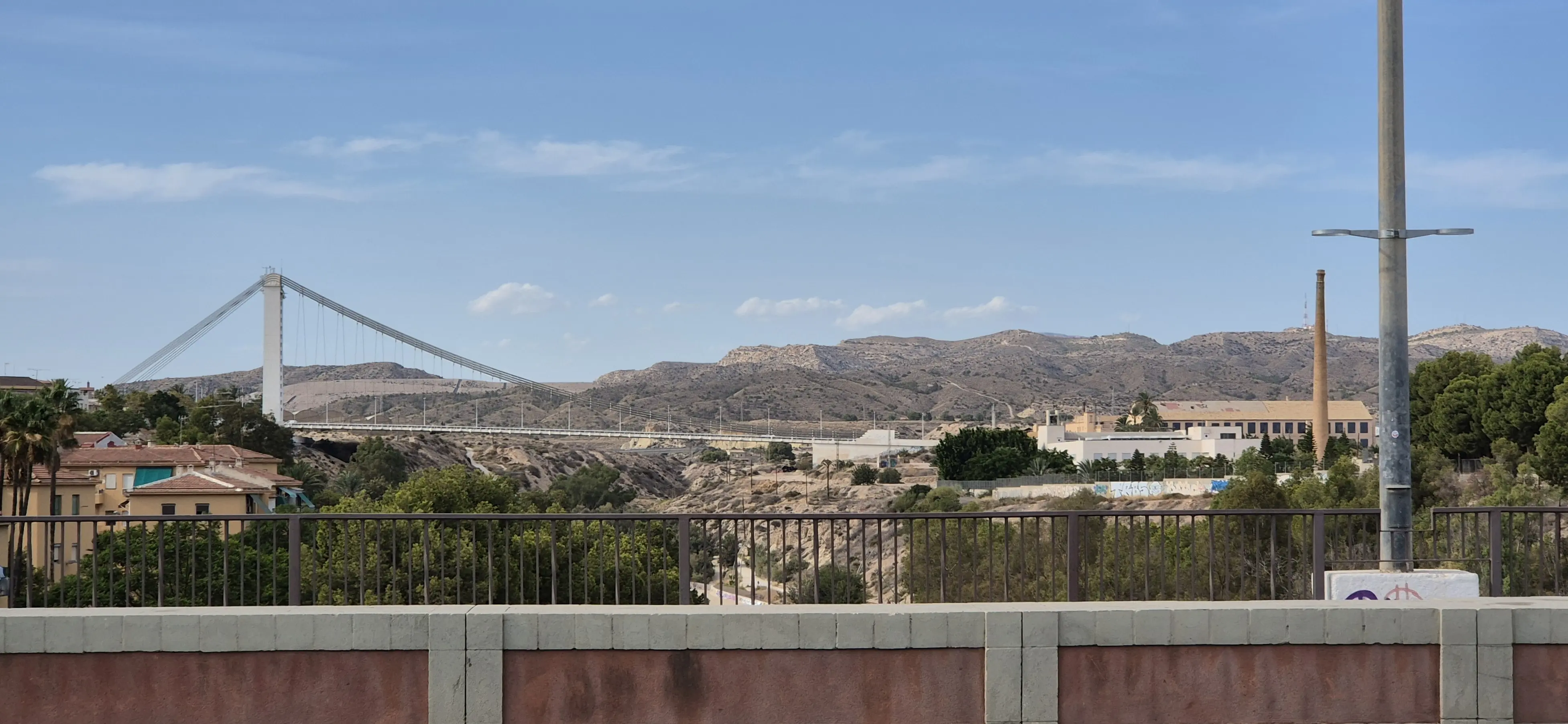 遠方的山和大橋