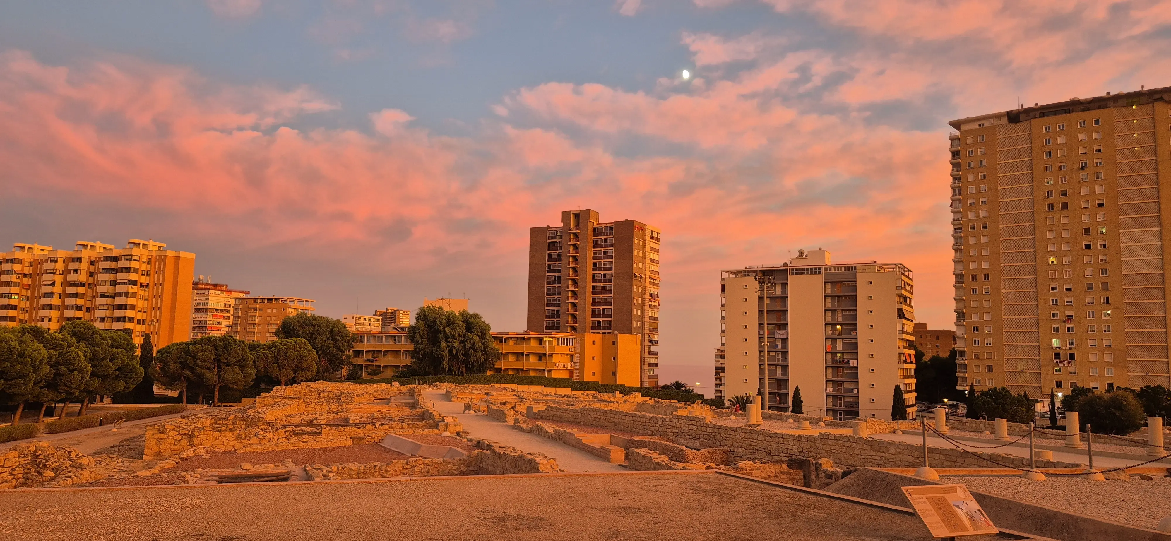 周圍高樓林立（看月亮和倒影）