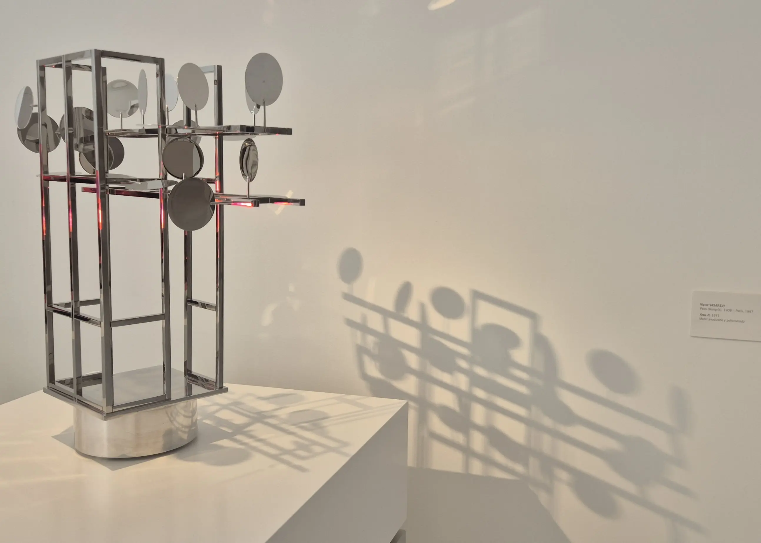 金屬裝置和光影