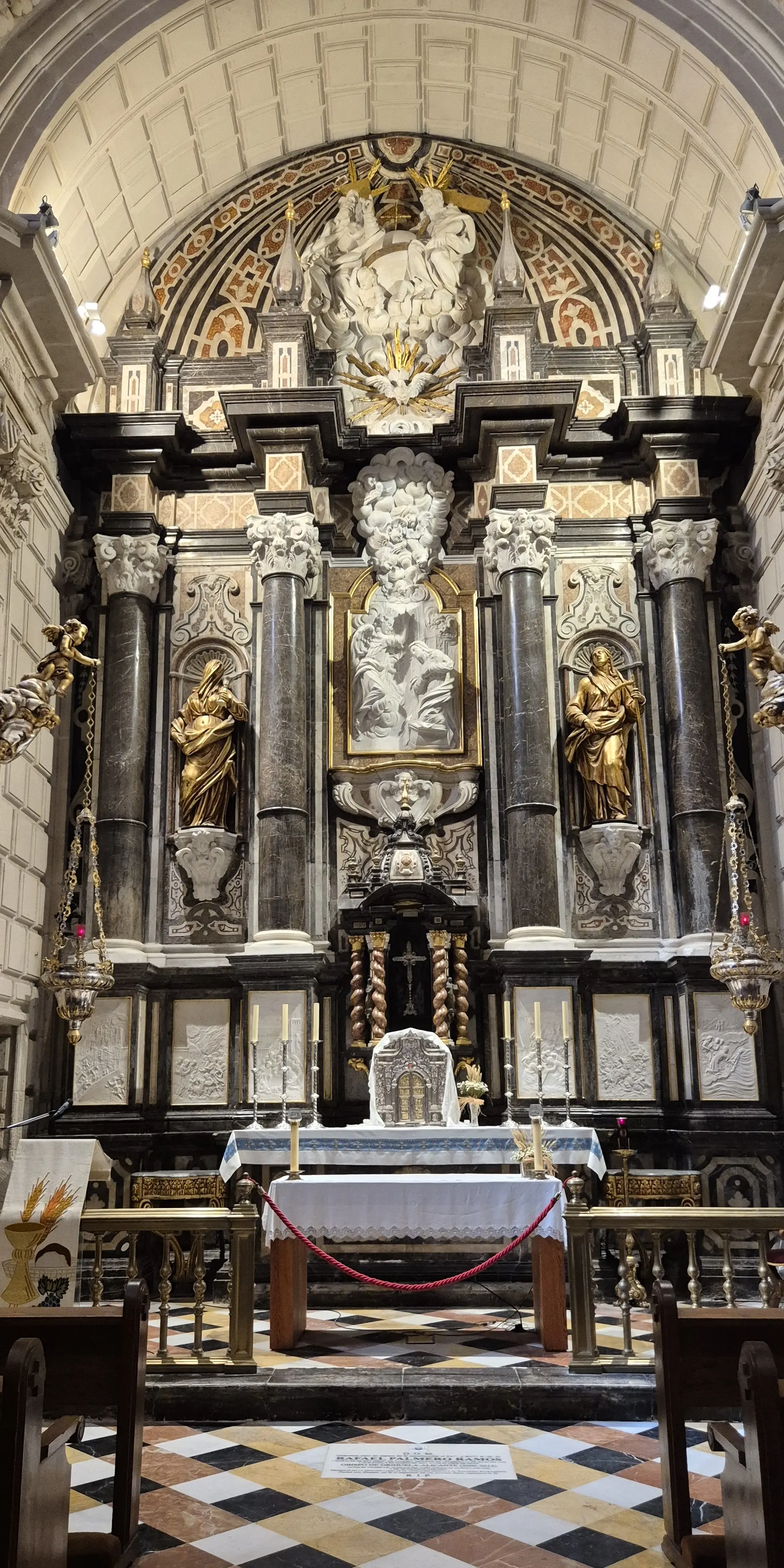 比主殿更金碧輝煌