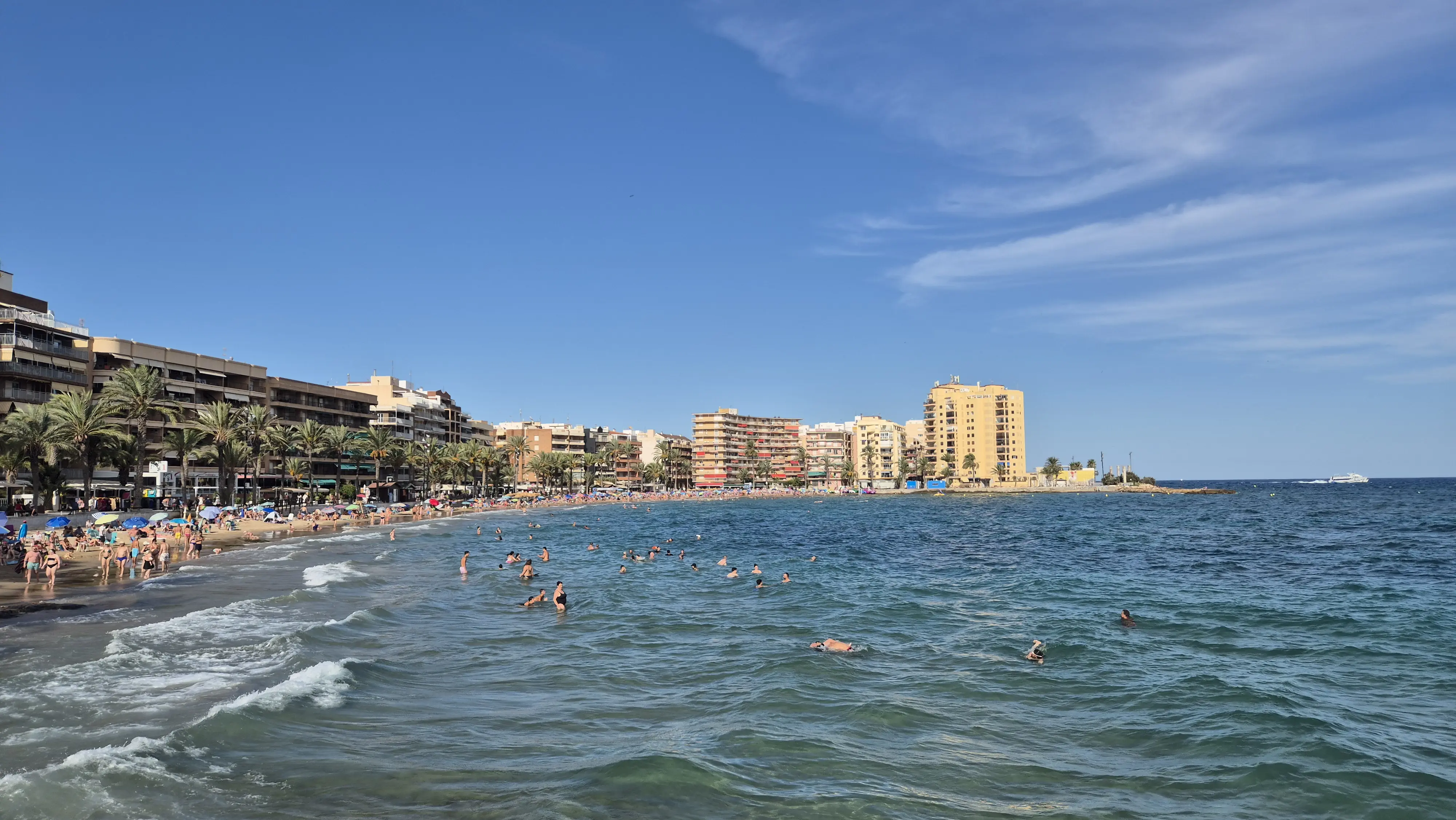 海邊海裏好多人