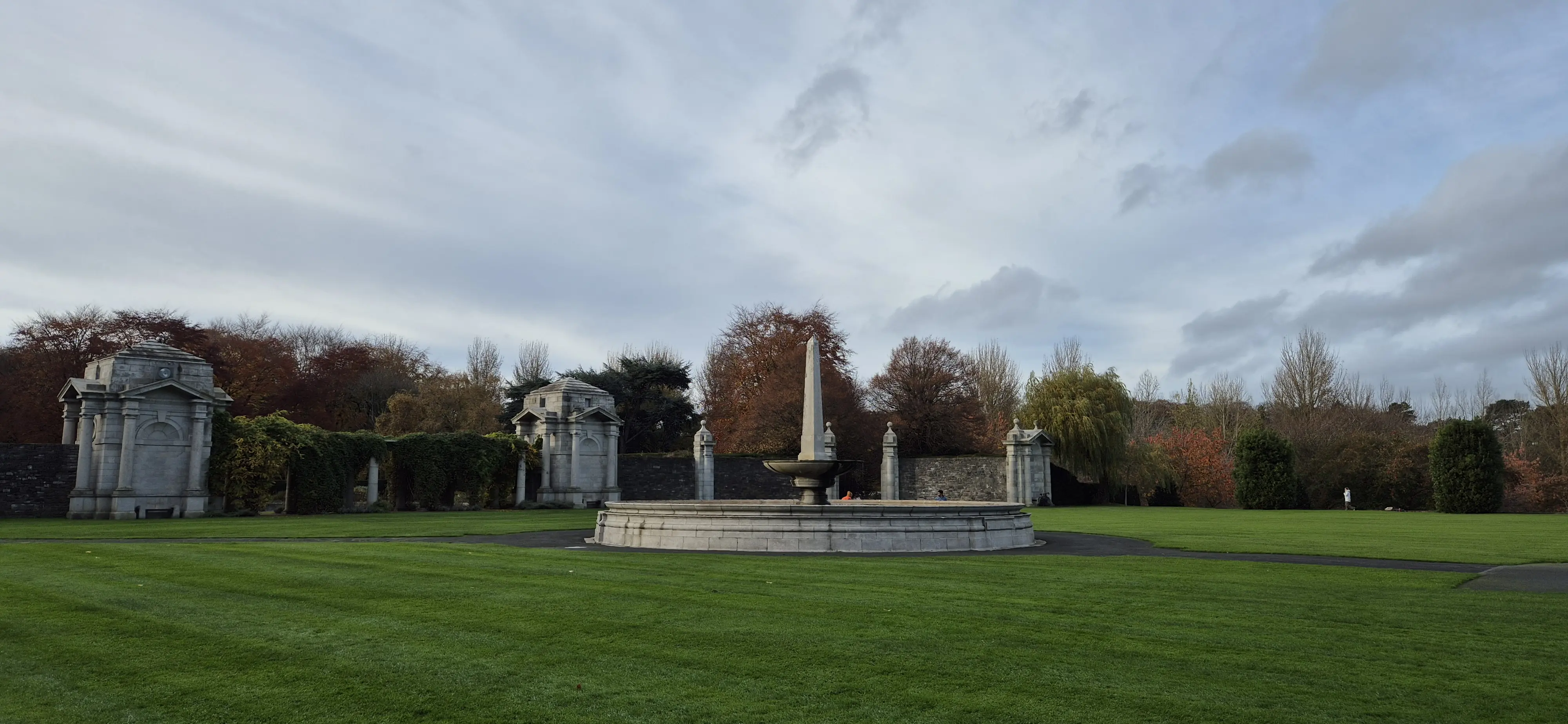 一個有尖碑的噴泉